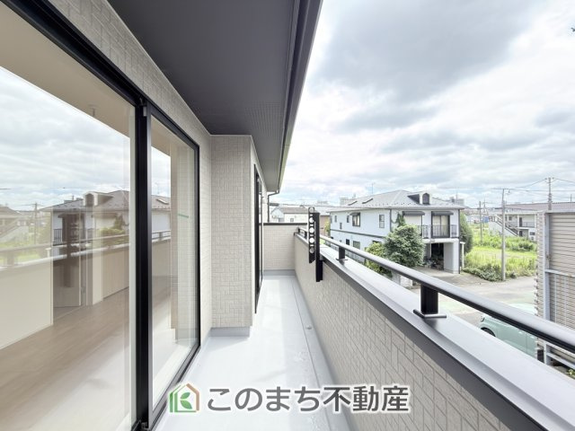 ブルーミングガーデン宇都宮市清住3丁目のバルコニー|南向きの大型バルコニーは陽当り良好で、たっぷりのお洗濯物もよく乾きます！
