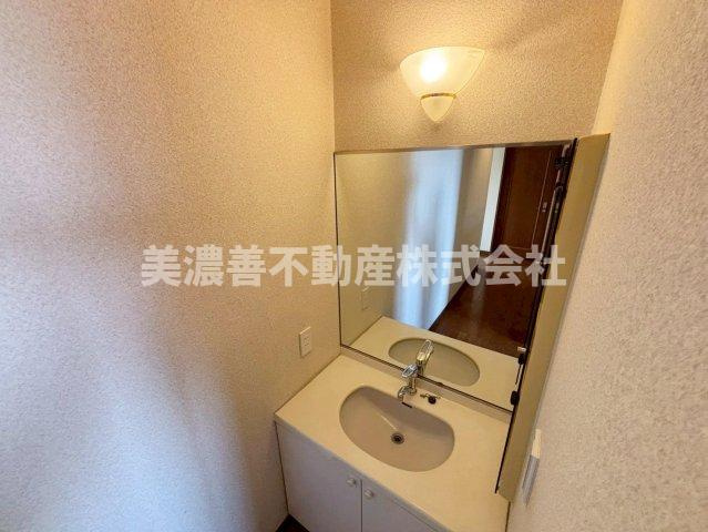 ６６６４２　本巣郡北方町北方中古戸建ての洗面所