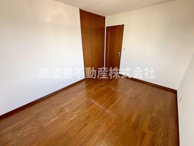 ６６６４２　本巣郡北方町北方中古戸建ての洋室