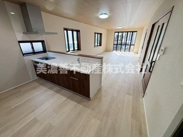 ６６６４２　本巣郡北方町北方中古戸建てのキッチン