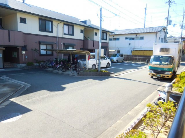 高槻市大冠町２丁目のアパートの駐車場