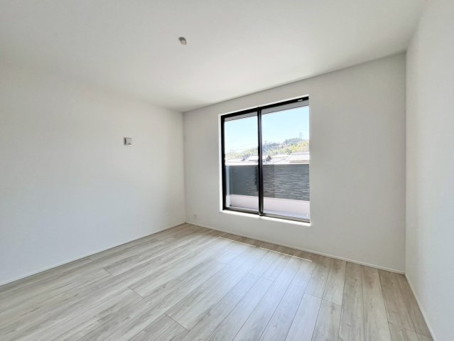亀山市山下町 第1期 新築戸建【全3棟】の洋室