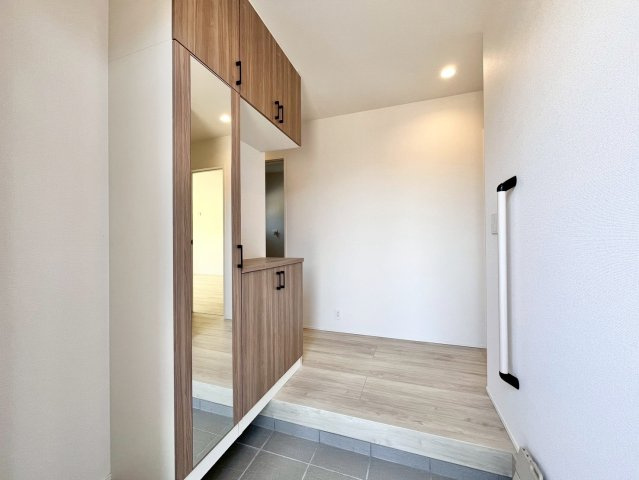 亀山市山下町 第1期 新築戸建【全3棟】の玄関