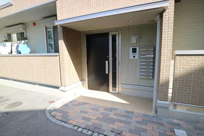 高槻市城西町のアパートのエントランス