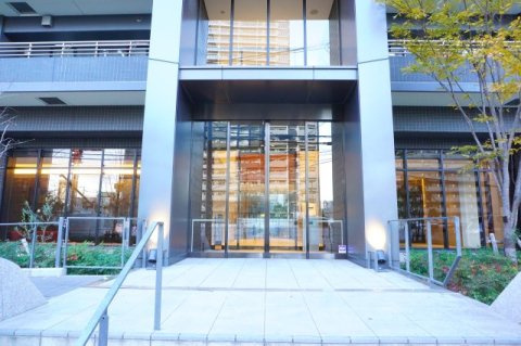 ロジュマンタワー梅田のエントランス