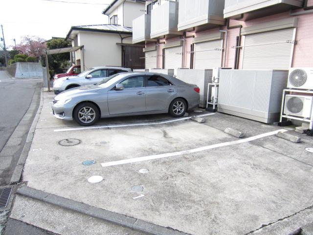 リバーサイド　イズミの駐車場