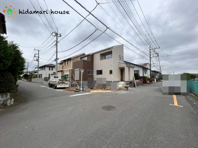 西区二ツ宮①　新築戸建　リーブルガーデン01の前面道路含む現地写真