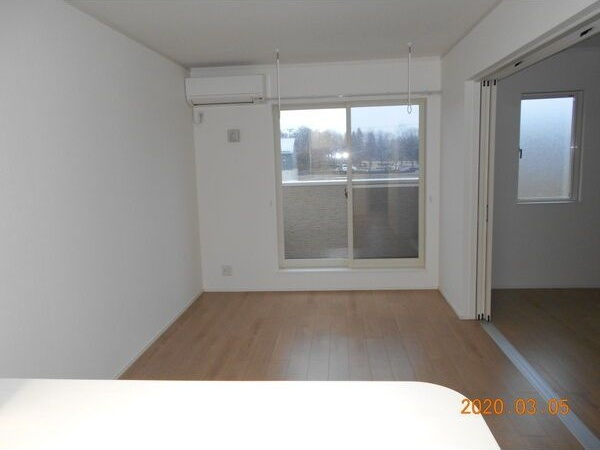 コスモス・ワンの居間・リビング