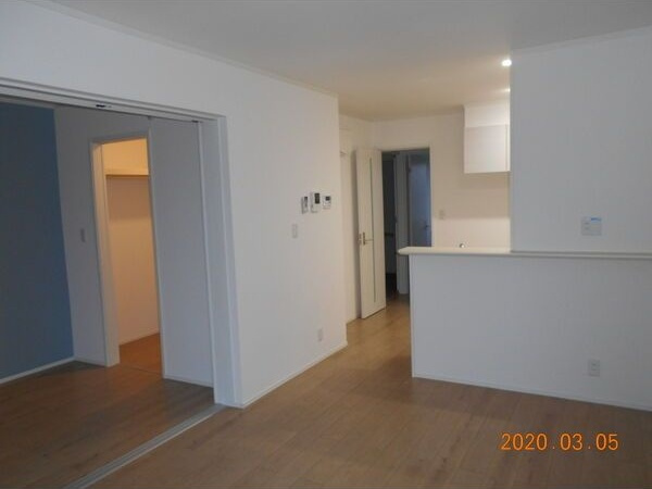 コスモス・ワンの居間・リビング