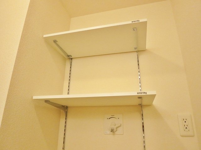 リルシアの洗面所|脱衣スペースにちょっとした棚あります♪