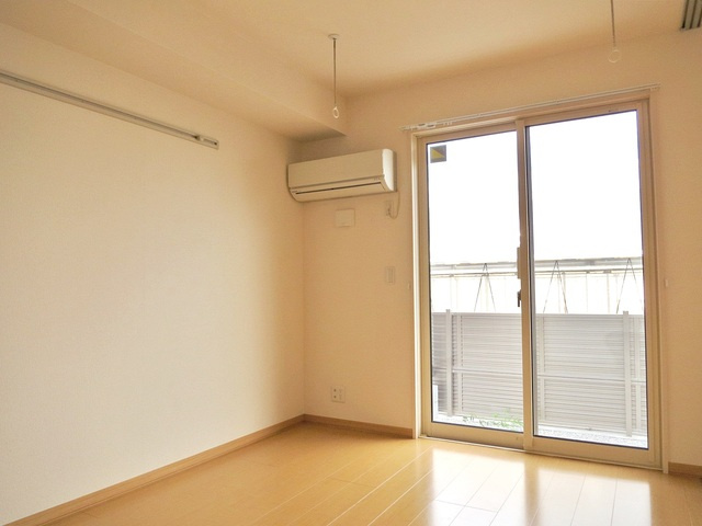 リルシアの寝室|日当たりのよい洋室です♪