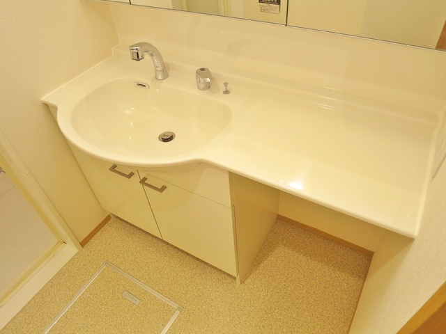 リルシアの洗面所|作業スペースのある洗面台です♪