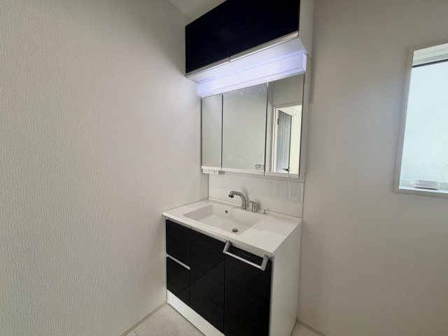 弥富市五明町築留の新築一戸建の独立洗面台|◇洗面台◇　　三面鏡シャンプードレッサー（ワイドサイズ）　吊戸収納付き