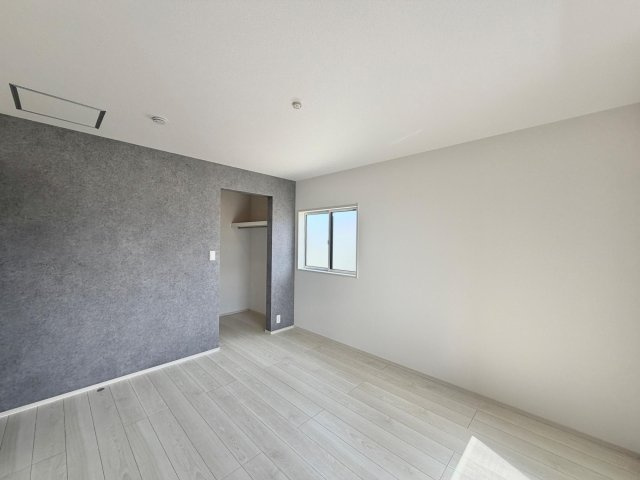 弥富市五明町築留の新築一戸建の洋室|◇洋室◇　　南面で明るい洋室７．０帖　ウォークインクローゼット完備！　バルコニー付き♪