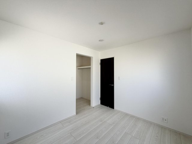 弥富市五明町築留の新築一戸建の洋室|◇洋室◇　　明るい洋室５．２５帖　全居室収納完備！　