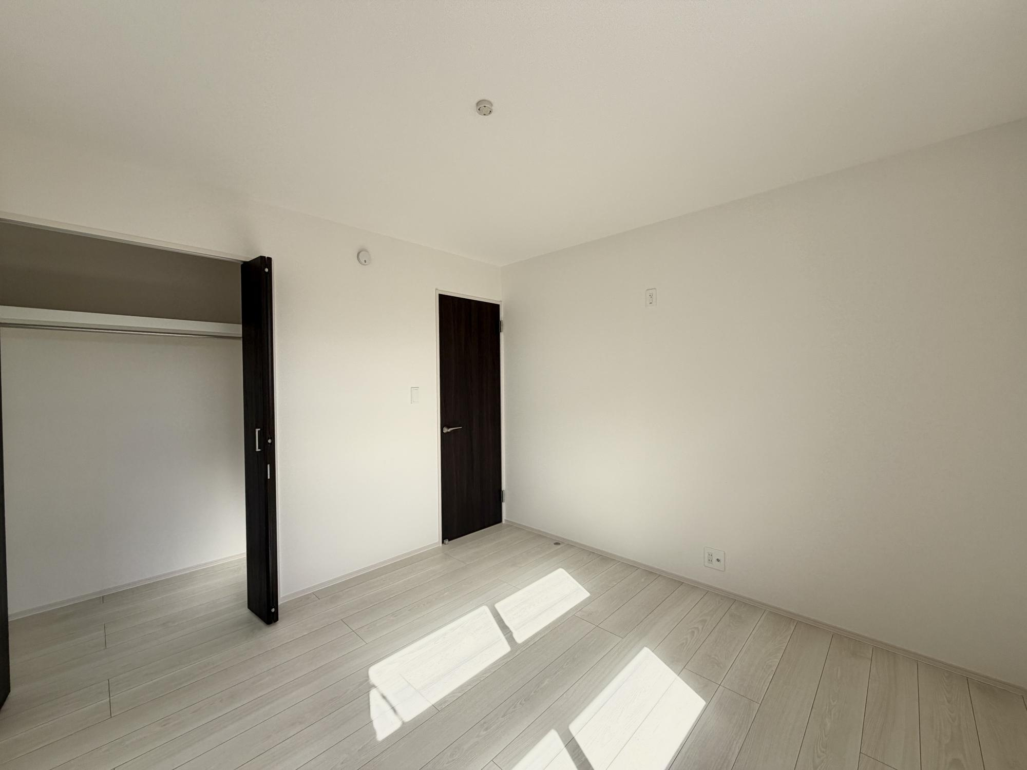 弥富市五明町築留の新築一戸建の洋室|◇洋室◇　　南面で明るい洋室６．１２５帖　全居室収納完備！