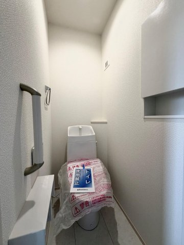 弥富市五明町築留の新築一戸建の前面道路含む現地写真|◇トイレ◇　　１・２階　シャワートイレ