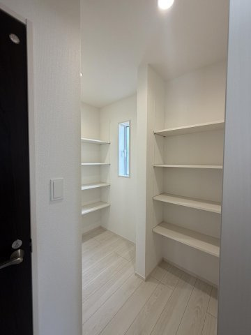 弥富市五明町築留の新築一戸建の収納|◇パントリー◇　　可動棚２ヵ所付き！　キッチン横で出し入れがスムーズです！