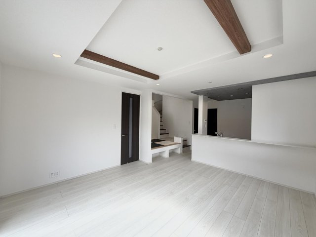 弥富市五明町築留の新築一戸建の居間・リビング|◇リビング◇　　南面で明るいリビング１８．８７５帖　キッチン横にパントリー完備！