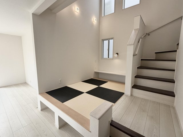 弥富市五明町築留の新築一戸建のキッチン|◇マルチスキップ◇　　上部吹抜のタタミコーナー♪　お子様の遊び場や書斎など多用途に利用できます♪