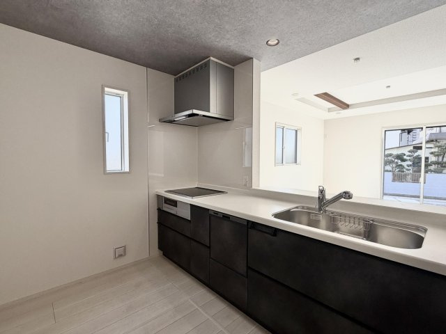 弥富市五明町築留の新築一戸建のキッチン|◇キッチン◇　　人気の対面式・ＩＨコンロ・人工大理石天板システムキッチン・食洗機・浄水機能付ハンドシャワー・静音仕様シンク・薄型換気扇・スローインクローズレール・床下収納庫