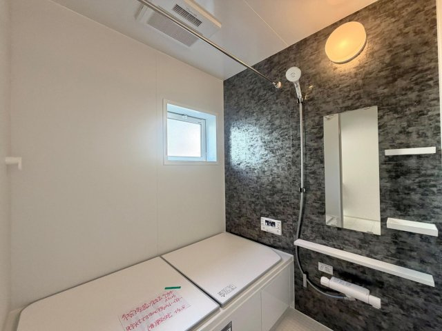 弥富市五明町築留の新築一戸建の浴室|◇浴室◇　　広い１坪サイズ・浴室暖房乾燥機・追い焚き・断熱浴槽・エコベンチ浴槽・キレイサーモフロア・オートバス・バリアフリー・浴室窓あり