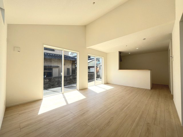 【居間・リビング】 | 福岡市南区野多目6丁目第5・平屋　1号棟（全1棟）【仲介手数料無料・0円】 | 現地写真。リビングです。