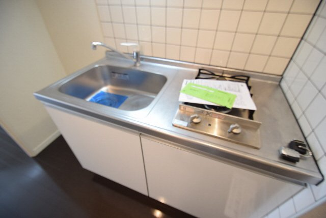 レジディア船橋Ⅳのキッチン|2口コンロ付きのシステムキッチン