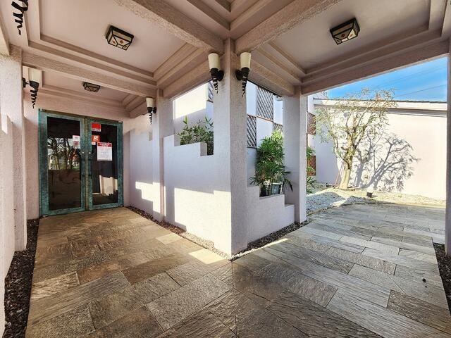 大和桜ヶ丘店舗の玄関