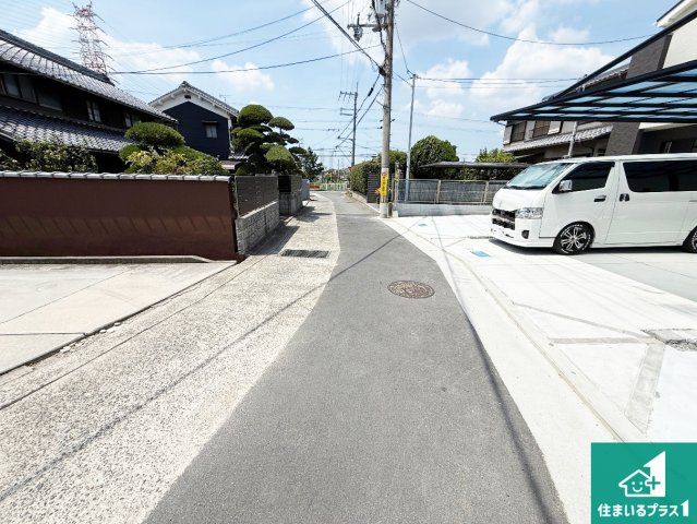 八尾市神宮寺　新築一戸建ての前面道路含む現地写真|周辺は閑静な住宅街！前面道路広々で車の出し入れも便利です。駐車が苦手な方でも安心して車庫入れできます！