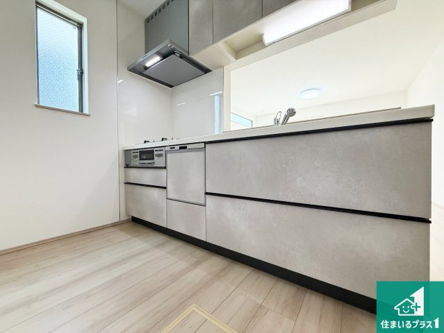 八尾市神宮寺　新築一戸建てのキッチン|リビングと統一感があり、使い勝手のいいキッチン。広々としているので、二人並んで作業が出来ちゃいます。お子様と一緒に色々なお料理に挑戦できるスペースがあります。