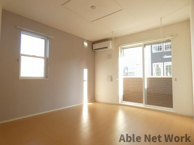 トルテュパシアン港ヶ丘の居間・リビング|１３帖のLDK