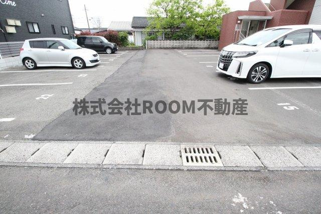 グランクレシェンテの駐車場|車をお持ちの方に嬉しい駐車場付きの物件です