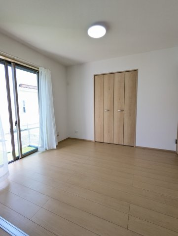 ひたちなか市津田853番の洋室|リビング隣の洋室は、来客用やお子様との遊ぶスペースにぴったりです