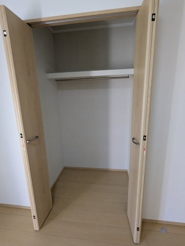 ひたちなか市津田853番の収納|１階の洋室にもしっかりとした収納があり、すっきりお部屋をお使いいただけます。