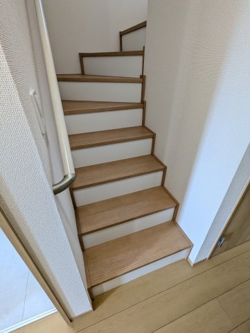 ひたちなか市津田853番の内装|階段です。手摺がついているので上り下りが安心です。