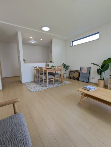 ひたちなか市津田853番の居間・リビング|開放感がありお部屋を見渡せ・・動線が非常に効率的でスムーズな作業ができ魅力的です。