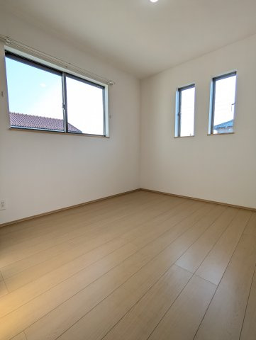 ひたちなか市津田853番の洋室|同施工物件の洋室です。バルコニーに面したお部屋は照明を点ける時間が少なくて済むので省エネに繋がります。収納も豊富♪