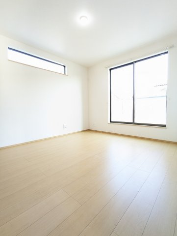 ひたちなか市津田853番の洋室|バルコニーに面したお部屋は照明を点ける時間が少なくて済むので省エネに繋がります。収納も豊富♪