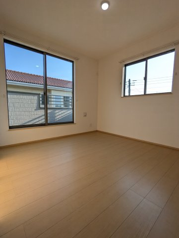 ひたちなか市津田853番の洋室|木の温もりがナチュラルで窓から差し込む優しい光にぴったりの空間プライベート空間が楽しめます～！
