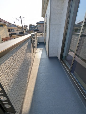 ひたちなか市津田853番のバルコニー|バルコニーで見る景色は眺めが良く晴れた日はたくさんの洗濯を干すことが出来ます。