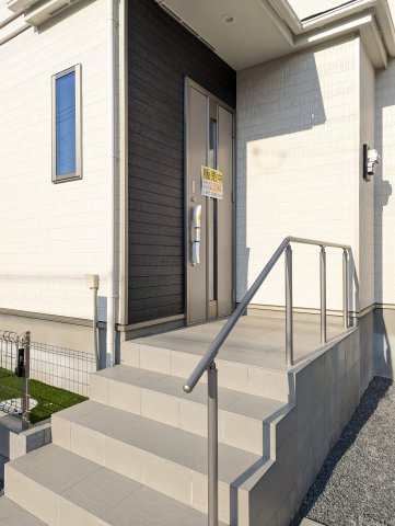 ひたちなか市津田853番の玄関|エントランスです。帰りたくなる家、住む幸せ、ご見学の際はお問合せ下さい。心よりお待ちしております～。
