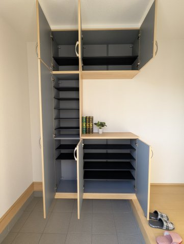 ひたちなか市津田853番の玄関|同施工物件の玄関です。白を基調とした明るい玄関～玄関丁度いいシューズボックス～！家族全員の靴がしまえて玄関周りも常にスッキリ～整理整頓出来ます～