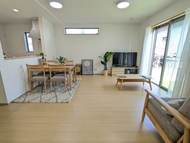 ひたちなか市津田853番の居間・リビング|同施工物件のリビングです。１日の長い時間を過ごすリビング自然と家族が集まる空間！家族団らんの時間を優しく見守るリビング～♪♪