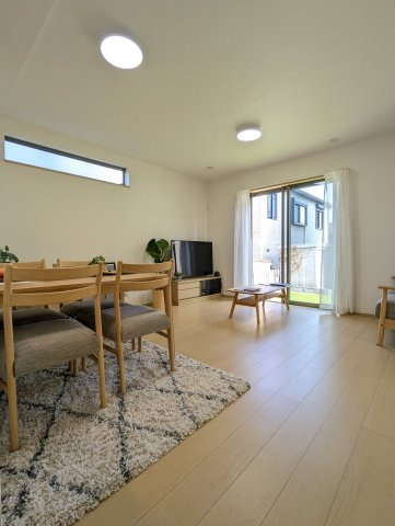 ひたちなか市津田853番の居間・リビング|同施工物件のリビングです。明るいリビングで居心地が良くご家族皆で寛げる憩いの場。家族のコミュニケーションが欠かせない場になります～♪家族円満の空間を～