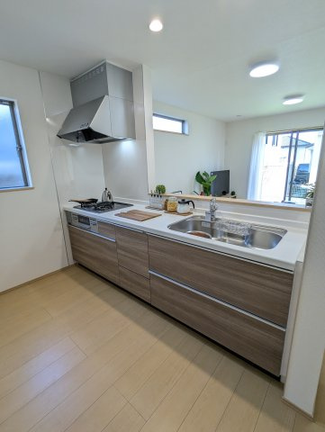 ひたちなか市津田853番のキッチン|対面式キッチンで動線が非常に効率的でスムーズな作業ができ魅力的です。
