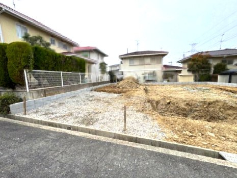 【前面道路含む現地写真】 | Livele Garden.S堺市南区御池台2丁 | 第一種低層住居専用地域に位置し、周辺に高い建物はありません。落ち着いた街並みが広がる住環境です。（2026年3月2日撮影）