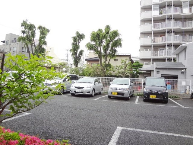 クレールＮの駐車場