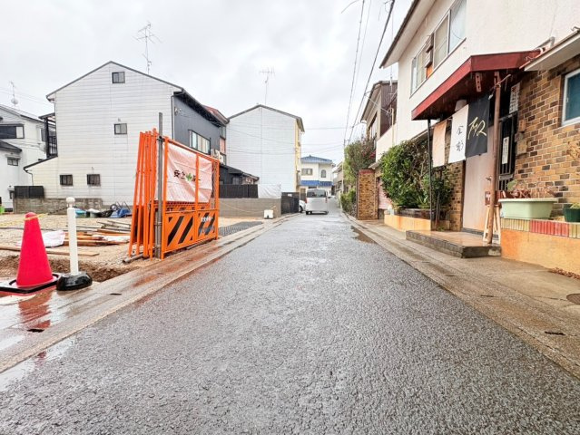 太秦井戸ケ尻町5期２号地の周辺|前道北側幅員４ｍです。