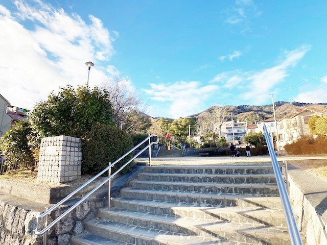 青谷町2丁目 売土地の周辺|青谷川公園はロケット型のジャングルジムをはじめとした遊具が充実しており、お子様の遊び場に最適です